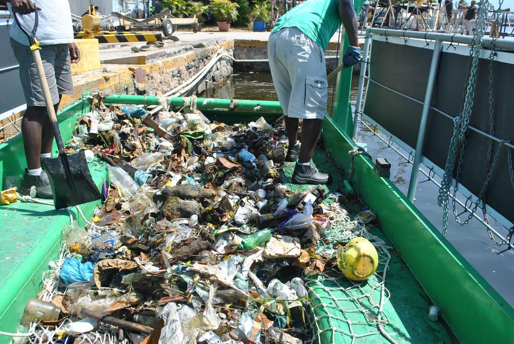 The Guanabara Limpa project eco-boats © Secretaria de Estado do Ambiente do Rio http://www.rj.gov.br